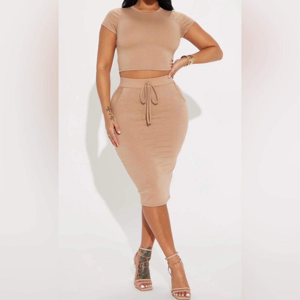 2 piece Short sleeve Midi skirt set Tan Size M NWT